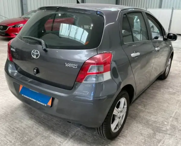 Toyota Yaris 2011 - 6900 EUR, 88235 km - AUTO.MOTO.pt - 88235km - foto 2 de 4