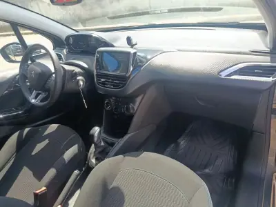 Peugeot 208 2019 - 11900 EUR, 104199 km - AUTO.MOTO.pt - 104199km - foto 20 de 26