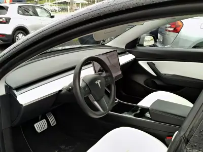 Tesla Model 3 2020 - 30400 EUR, 105371 km - AUTO.MOTO.pt - 105371km - foto 15 de 26