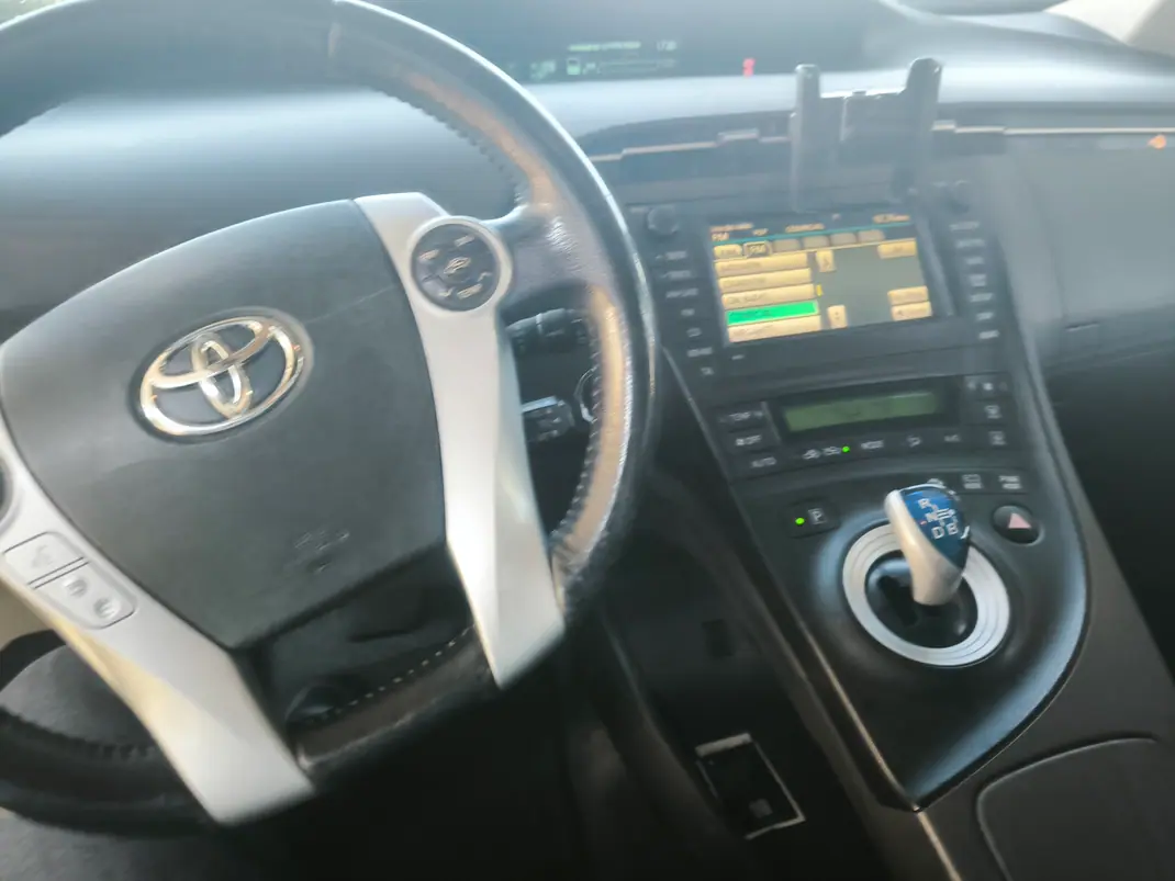 Toyota Prius 2009 - 10700 EUR, 156000 km - AUTO.MOTO.pt - 156000km - foto 10 de 11