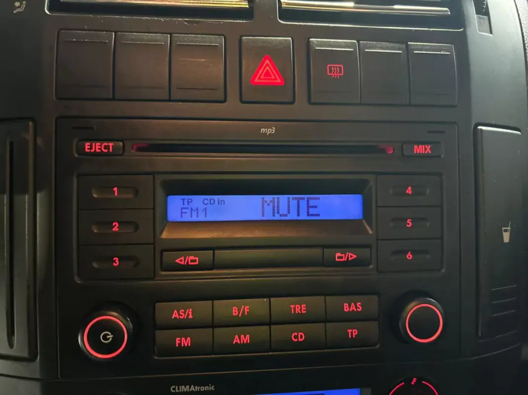 Volkswagen Polo 2009 - 6000 EUR, 189000 km - AUTO.MOTO.pt - 189000km - foto 17 de 21