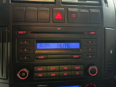 Volkswagen Polo 2009 - 6000 EUR, 189000 km - AUTO.MOTO.pt - 189000km - foto 17 de 21