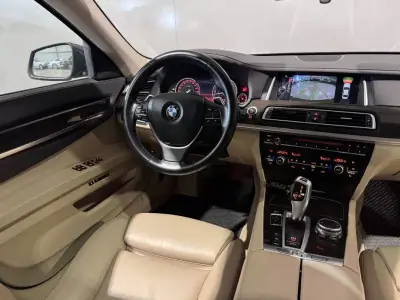 BMW 740 2014 - 21900 EUR, 306500 km - AUTO.MOTO.pt - 306500km - foto 19 de 55