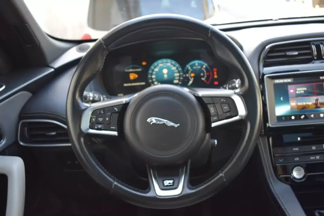 Jaguar F-Pace 2017 - 22980 EUR, 145545 km - AUTO.MOTO.pt - 145545km - foto 42 de 57