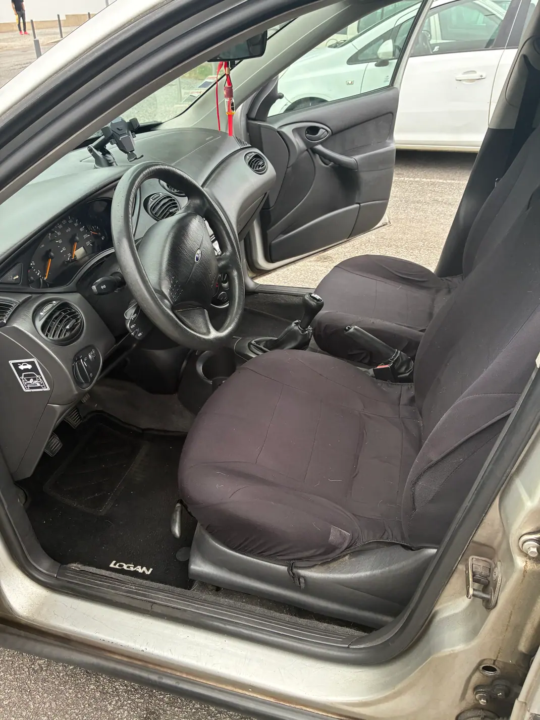 Ford Focus 1999 - 1750 EUR, 163500 km - AUTO.MOTO.pt - 163500km - foto 5 de 8