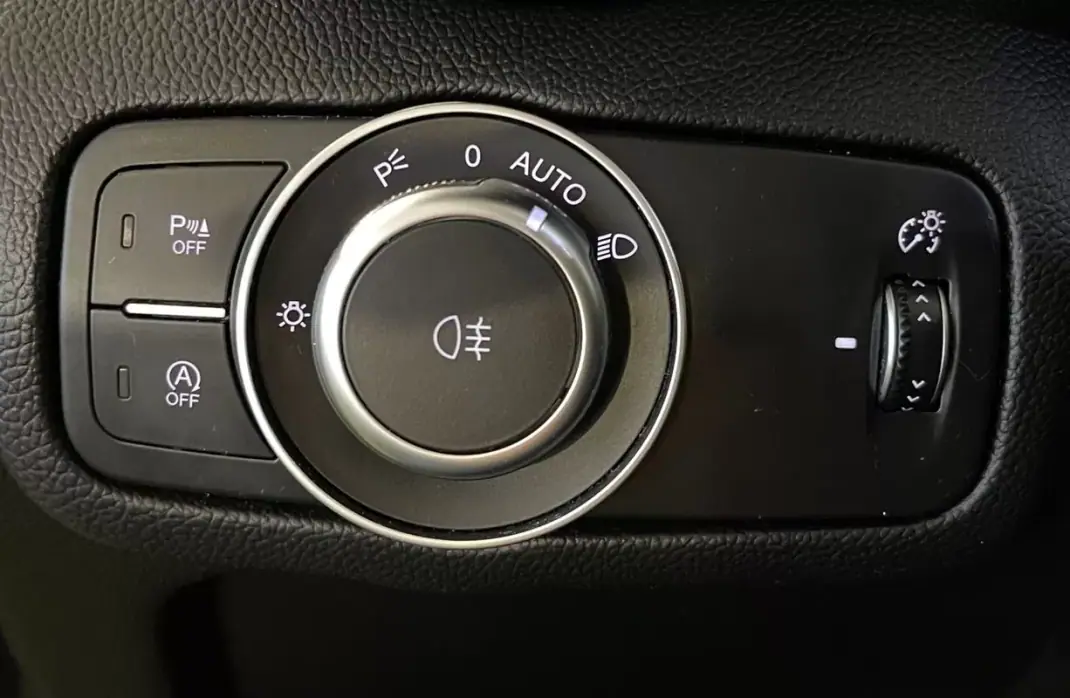 Alfa Romeo Giulia 2016 - 18500 EUR, 153000 km - AUTO.MOTO.pt - 153000km - foto 34 de 35