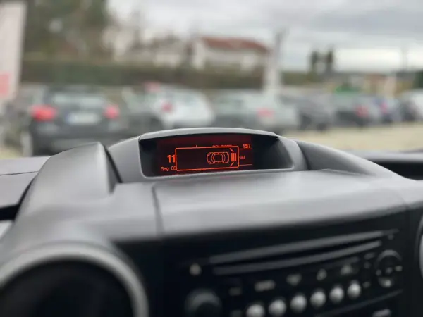 Peugeot Partner 1.6 BlueHdi 3 Lug 2018 - 9800 EUR, 200000 km - AUTO.MOTO.pt - 200000km - foto 11 de 20