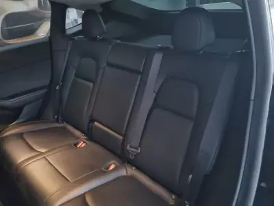 Tesla Model Y 2023 - 31500 EUR, 65000 km - AUTO.MOTO.pt - 65000km - foto 9 de 10