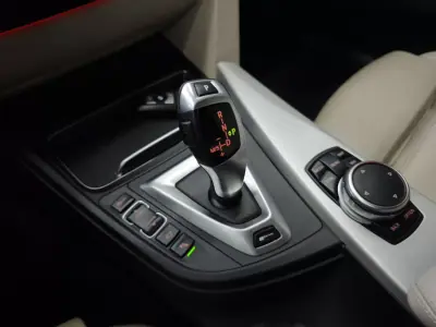 BMW 330 2016 - 21750 EUR, 204172 km - AUTO.MOTO.pt - 204172km - foto 41 de 45