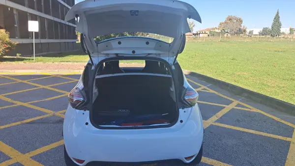 Renault Zoe 2020 - 12700 EUR, 78500 km - AUTO.MOTO.pt - 78500km - foto 12 de 13