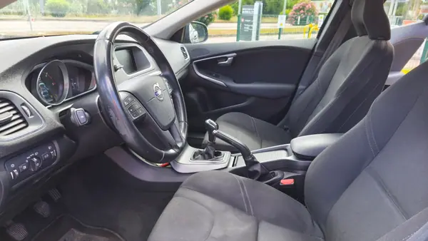 Volvo V40 Cross Country 2015 - 6990 EUR, 315000 km - AUTO.MOTO.pt - 315000km - foto 10 de 22