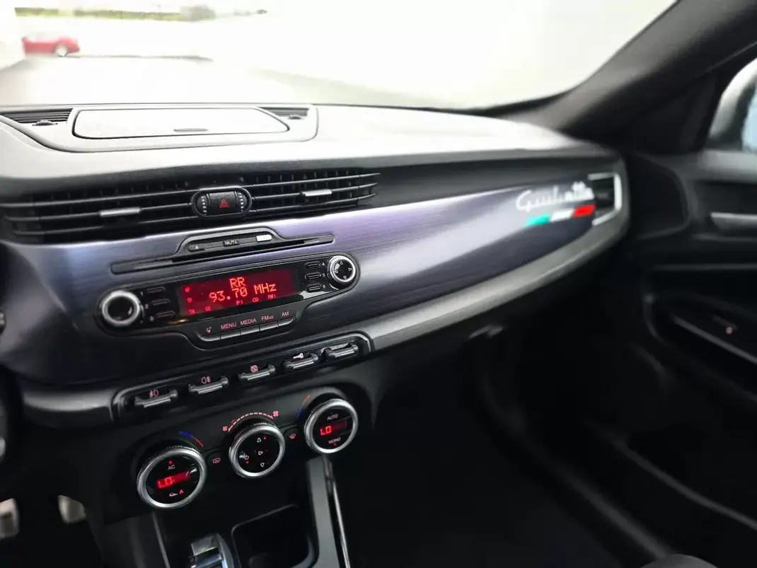 Alfa Romeo Giulietta 2011 - 5990 EUR, 200000 km - AUTO.MOTO.pt - 200000km - foto 14 de 23