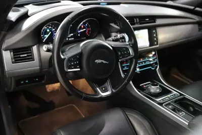 Jaguar XF 2016 - 25900 EUR, 63375 km - AUTO.MOTO.pt - 63375km - foto 8 de 36
