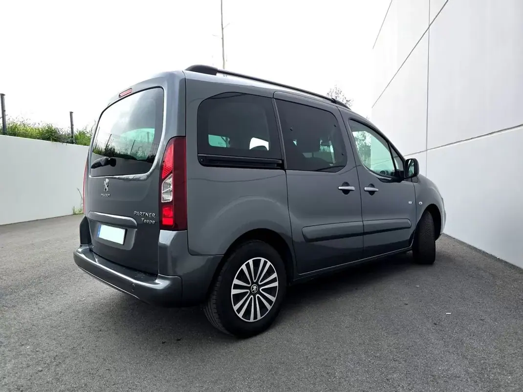 Peugeot Partner 2017 - 12490 EUR, 129000 km - AUTO.MOTO.pt - 129000km - foto 5 de 27