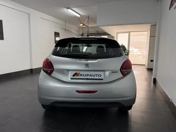 Peugeot 208 2015 - 8500 EUR, 152000 km - 152000km - foto 5 de 26
