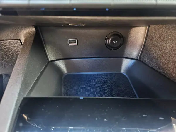 Peugeot 3008 2019 - 14900 EUR, 129000 km - AUTO.MOTO.pt - 129000km - foto 30 de 38