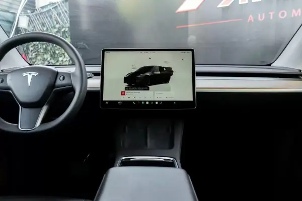 Tesla Model Y 2023 - 36990 EUR, 86000 km - AUTO.MOTO.pt - 86000km - foto 31 de 33
