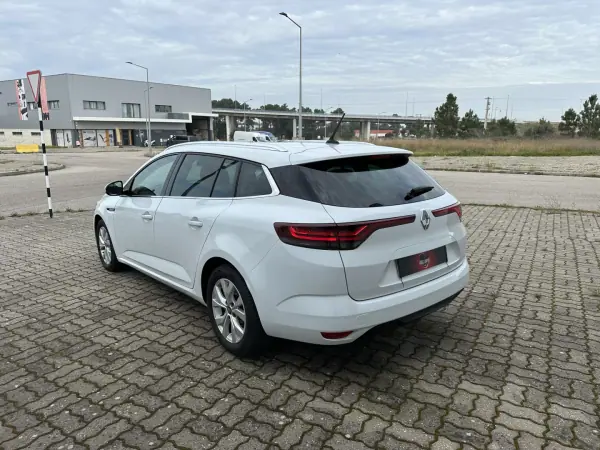Renault Mégane Sport Tourer 2022 - 18990 EUR, 143000 km - AUTO.MOTO.pt - 143000km - foto 6 de 18