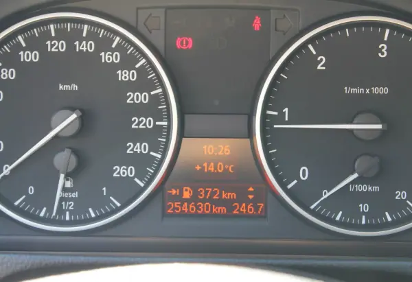 BMW 318 2010 - 10000 EUR, 254000 km - 254000km - foto 28 de 35