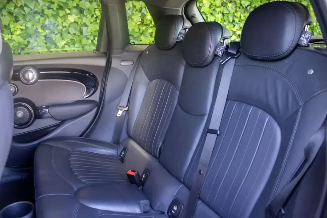 MINI 5 Portas 2019 - 24900 EUR, 105000 km - AUTO.MOTO.pt - 105000km - foto 13 de 17