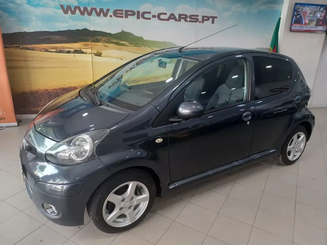 Toyota Aygo 2011 - 6790 EUR, 110561 km - AUTO.MOTO.pt - 110561km - foto 1 de 33