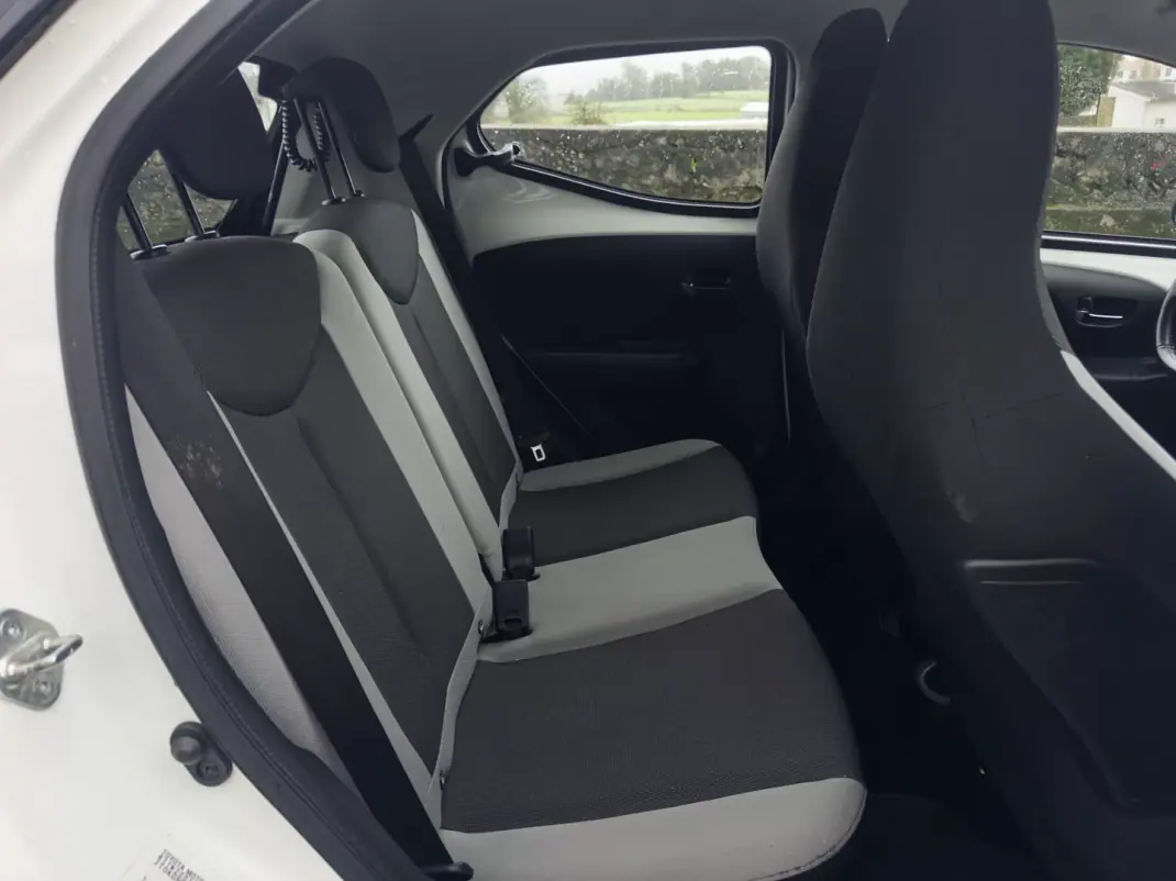 Toyota Aygo 2018 - 9990 EUR, 90000 km - AUTO.MOTO.pt - 90000km - foto 21 de 28