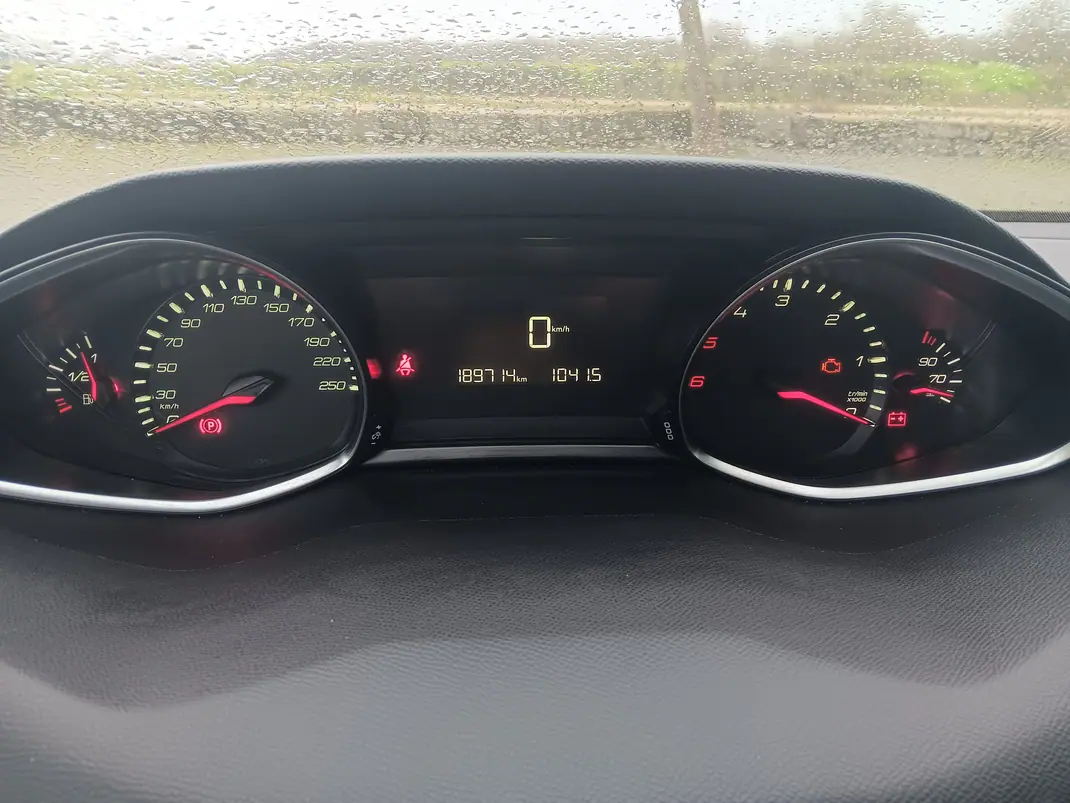 Peugeot 308 SW 2014 - 6490 EUR, 202000 km - 202000km - foto 15 de 15