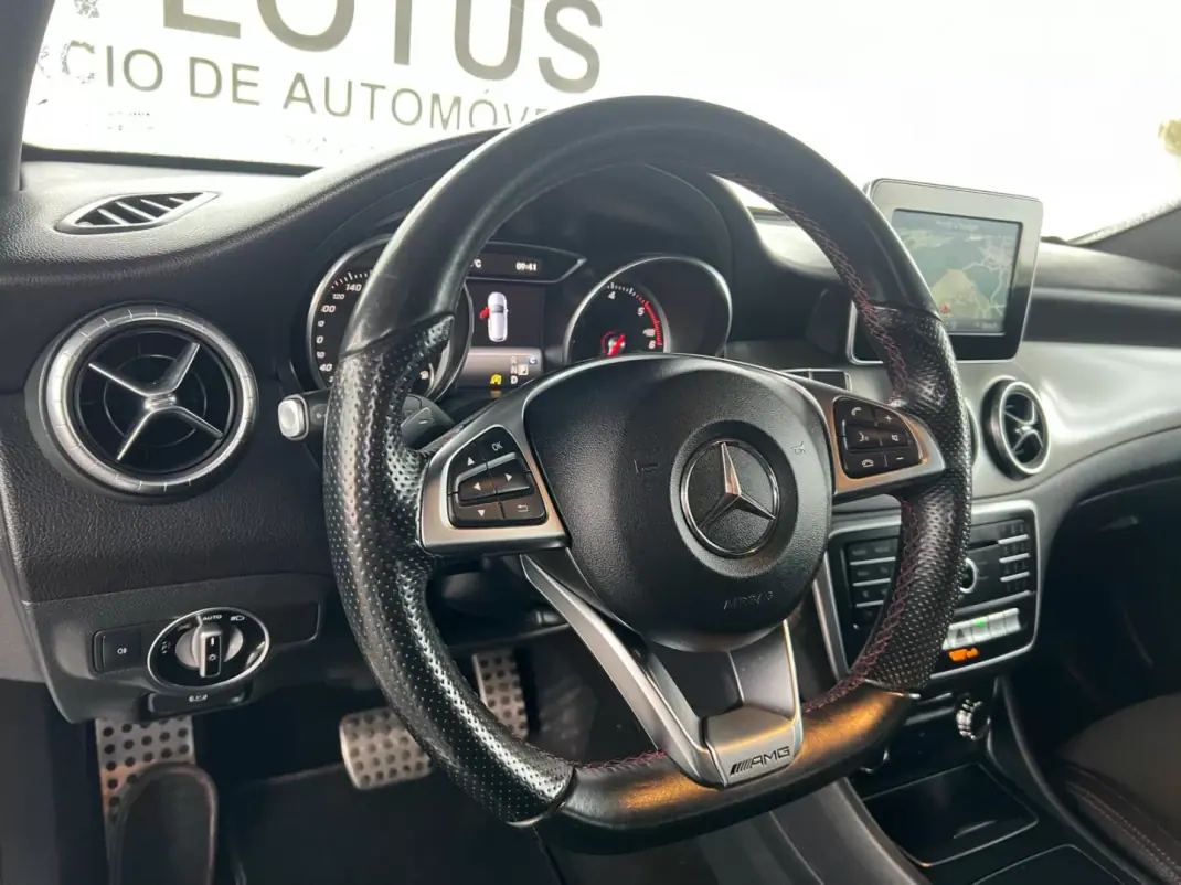 Mercedes-Benz CLA 220 2018 - 22000 EUR, 136295 km - AUTO.MOTO.pt - 136295km - foto 11 de 15