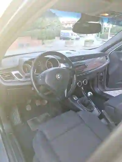 Alfa Romeo Giulietta 2011 - 6990 EUR, 156800 km - AUTO.MOTO.pt - 156800km - foto 8 de 17