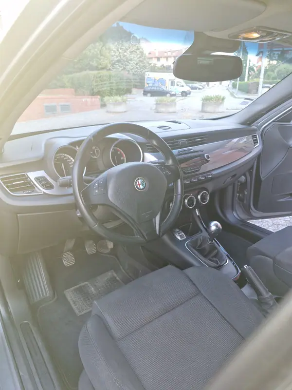 Alfa Romeo Giulietta 2011 - 6990 EUR, 156800 km - AUTO.MOTO.pt - 156800km - foto 8 de 17