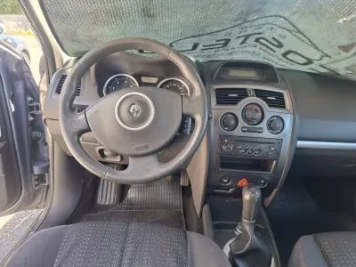 Renault Mégane 2006 - 2700 EUR, 236305 km - AUTO.MOTO.pt - 236305km - foto 8 de 10