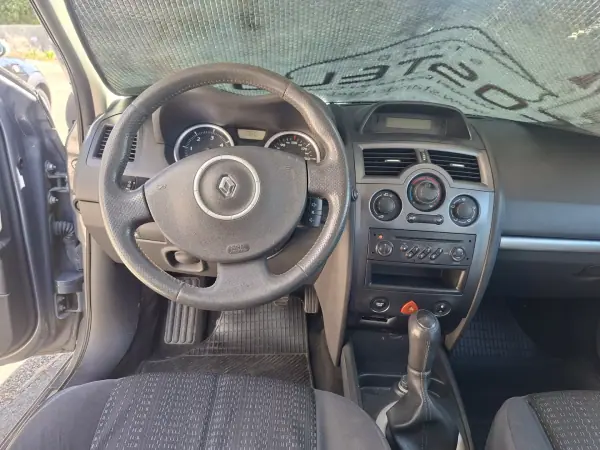 Renault Mégane 2006 - 2700 EUR, 236305 km - AUTO.MOTO.pt - 236305km - foto 8 de 10