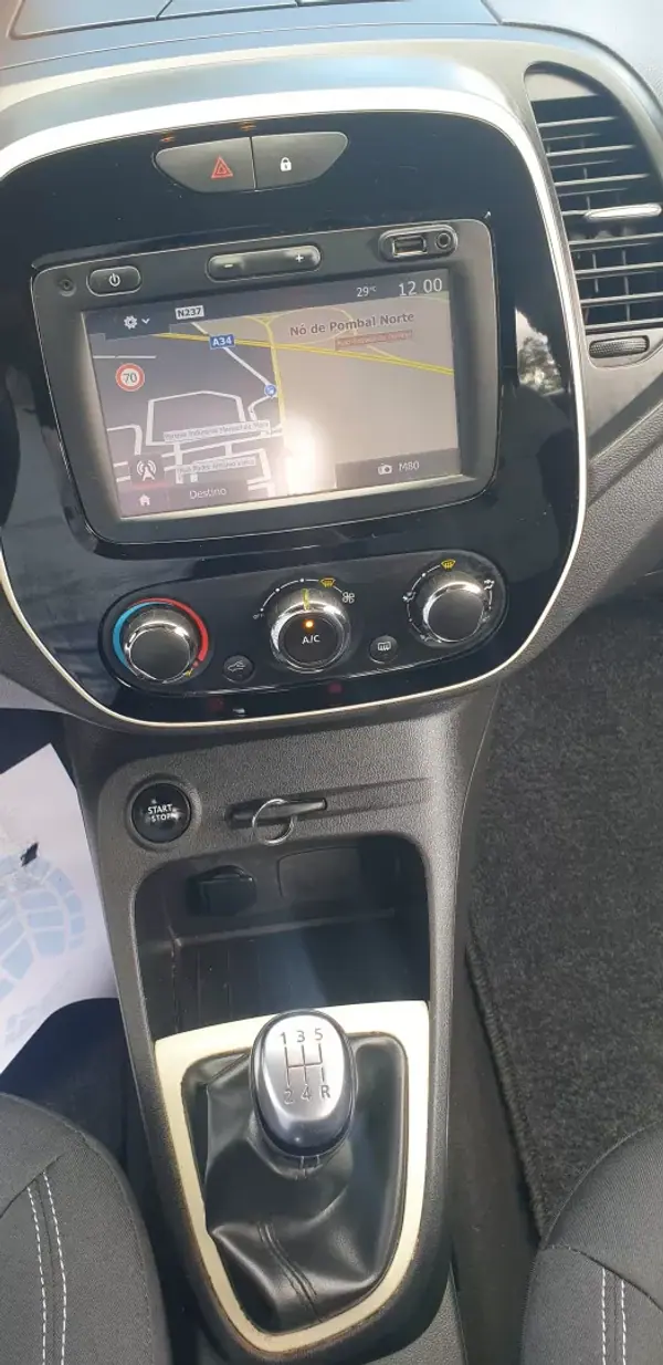 Renault Captur 2018 - 10750 EUR, 169000 km - AUTO.MOTO.pt - 169000km - foto 11 de 12