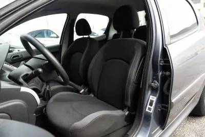 Peugeot 206 2010 - 5850 EUR, 96800 km - AUTO.MOTO.pt - 96800km - foto 13 de 19