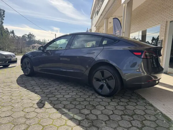 Tesla Model 3 2022 - 29900 EUR, 95000 km - AUTO.MOTO.pt - 95000km - foto 3 de 19