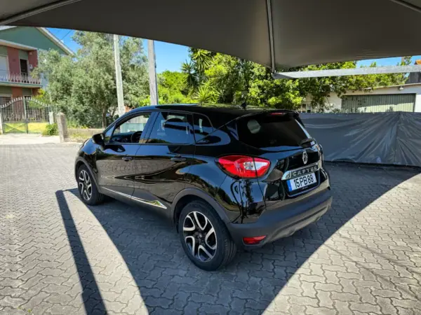 Renault Captur 2014 - 10800 EUR, 108000 km - AUTO.MOTO.pt - 108000km - foto 10 de 12