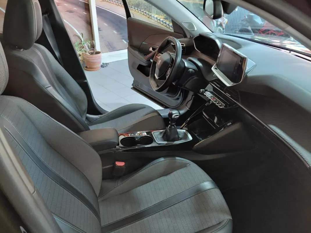 Peugeot 2008 2021 - 15900 EUR, 98000 km - 98000km - foto 22 de 23