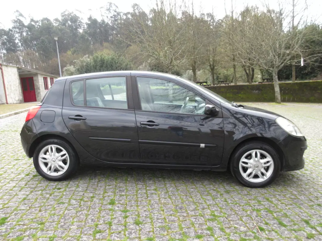 Renault Clio 2006 - 3990 EUR, 249000 km - AUTO.MOTO.pt - 249000km - foto 11 de 38