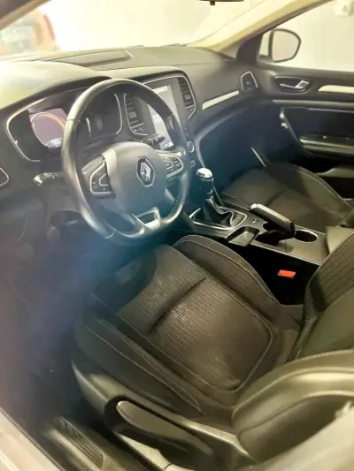 Renault Mégane 2019 - 14250 EUR, 135000 km - AUTO.MOTO.pt - 135000km - foto 11 de 37