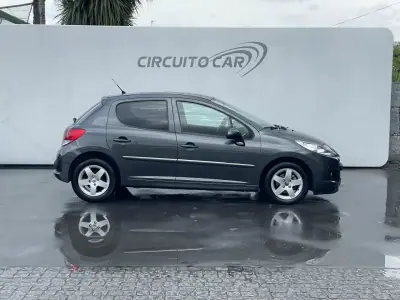 Peugeot 207 2011 - 5450 EUR, 211655 km - AUTO.MOTO.pt - 211655km - foto 2 de 24