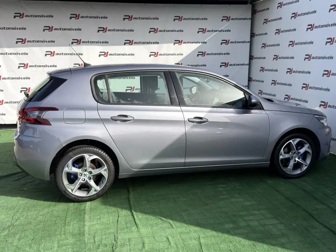 Peugeot 308 2020 - 12990 EUR, 128157 km - AUTO.MOTO.pt - 128157km - foto 8 de 13