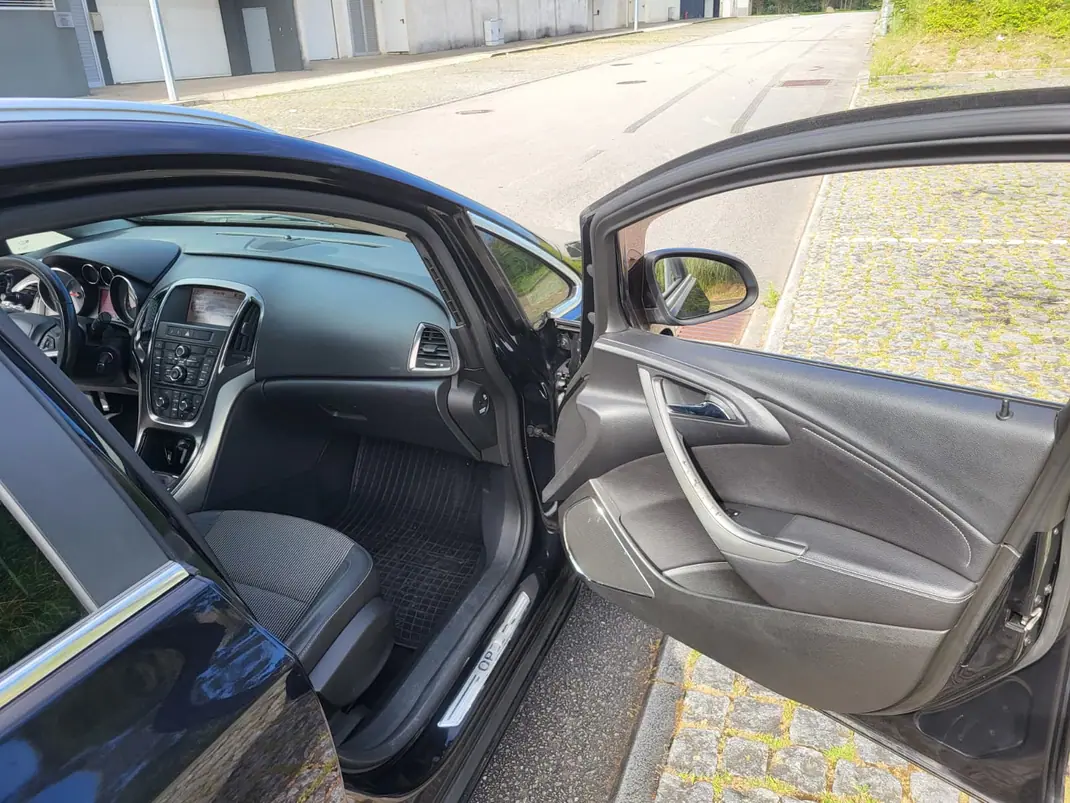 Opel Astra Sports Tourer 2011 - 6599 EUR, 190000 km - AUTO.MOTO.pt - 190000km - foto 6 de 14