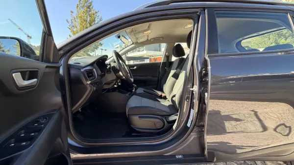 Kia Stonic 2020 - 13500 EUR, 94712 km - AUTO.MOTO.pt - 94712km - foto 8 de 16