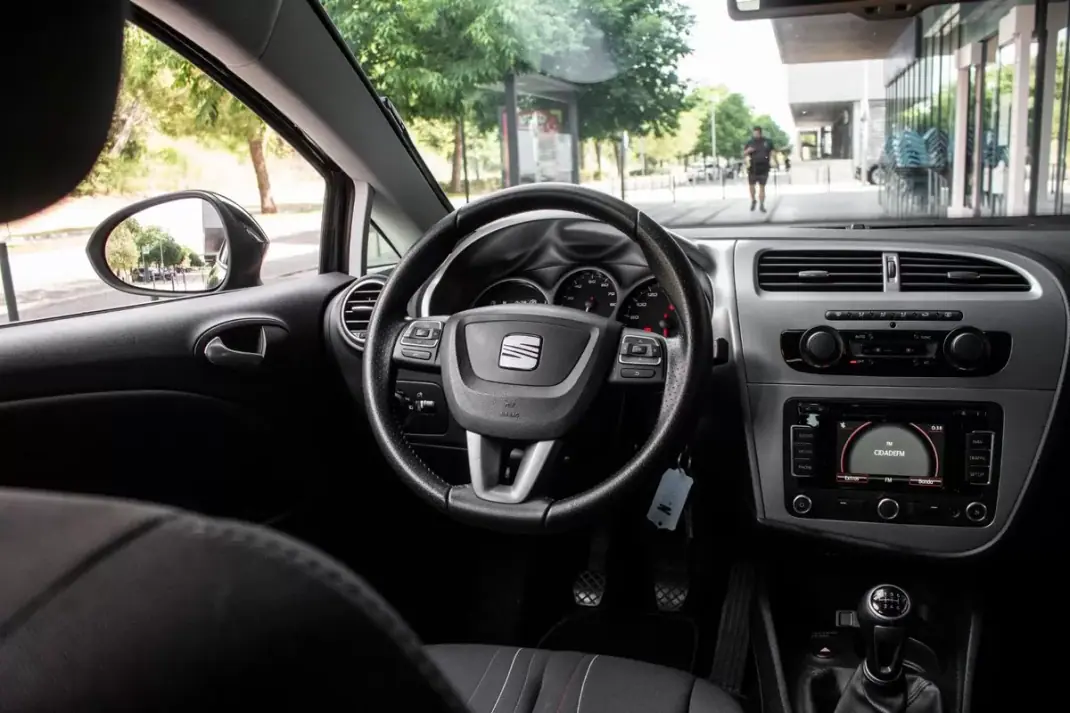 SEAT Leon 2013 - 9900 EUR, 197939 km - AUTO.MOTO.pt - 197939km - foto 33 de 39