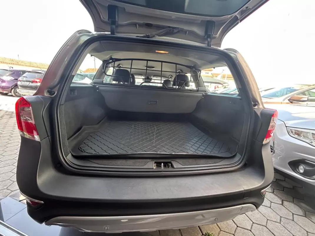 Volvo XC 70 2015 - 14990 EUR, 215301 km - 215301km - foto 17 de 19