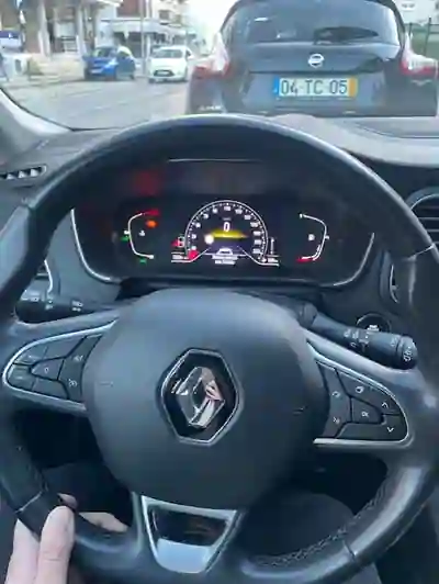 Renault Mégane 2021 - 20000 EUR, 97000 km - AUTO.MOTO.pt - 97000km - foto 4 de 4