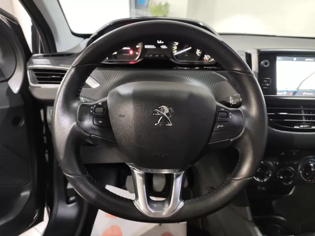 Peugeot 208 2019 - 10300 EUR, 58000 km - AUTO.MOTO.pt - 58000km - foto 14 de 25