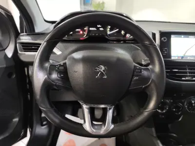 Peugeot 208 2019 - 10300 EUR, 58000 km - AUTO.MOTO.pt - 58000km - foto 14 de 25