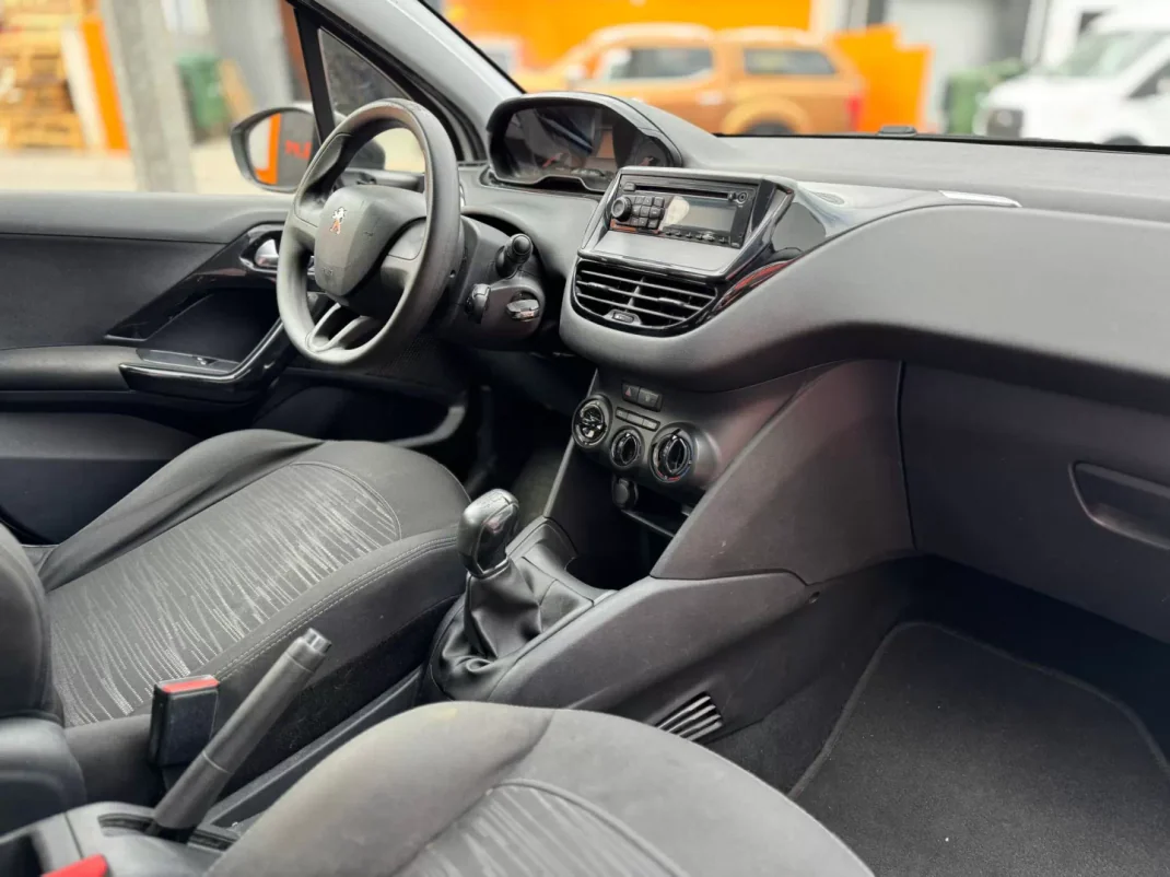 Peugeot 208 2015 - 6900 EUR, 234417 km - 234417km - foto 10 de 14