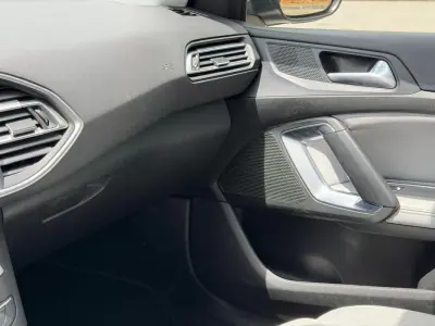 Peugeot 308 2020 - 13900 EUR, 100002 km - AUTO.MOTO.pt - 100002km - foto 16 de 21
